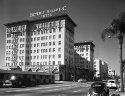Beverly_Wilshire_Hotel,_1959.jpg