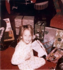 December-25-1975-Elvis-Presley-With-Lisa-Mari-Christmas-Day-Rare-Photos-4.jpg